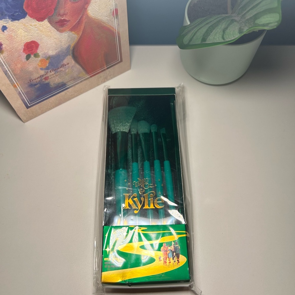KYLIE COSMETICS WIZARD OF OZ BRUSH SET
